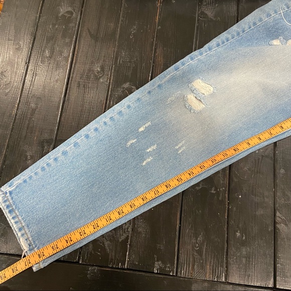 Forever 21 Denim Mom Fit Light Wash Distressed Jeans Size 30 NWT - Picture 7 of 7